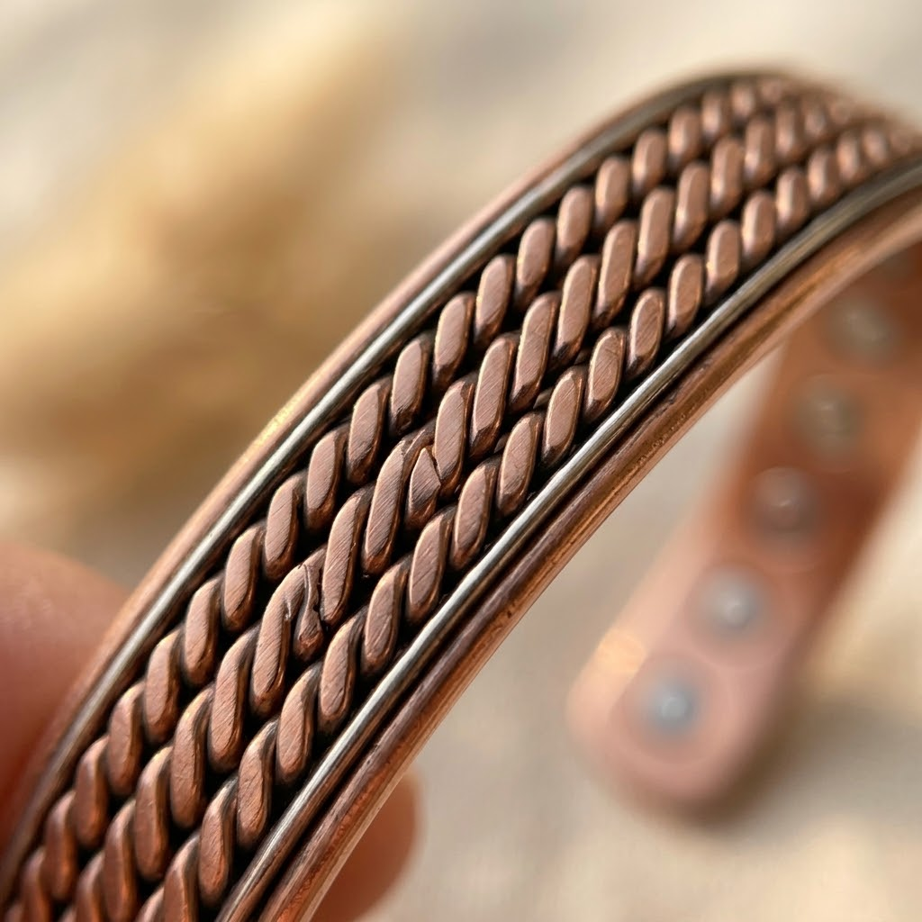 Cuivre Garance twisted braid copper cuff bracelet, close-up of the braid and silver line