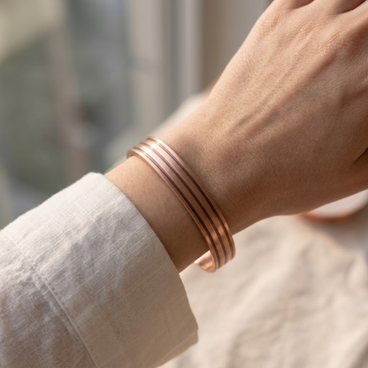 Cuivre Sixtine striped copper cuff bracelet worn on the wrist