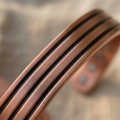 Cuivre Sixtine striped copper cuff bracelet, close-up of the grooved stripes
