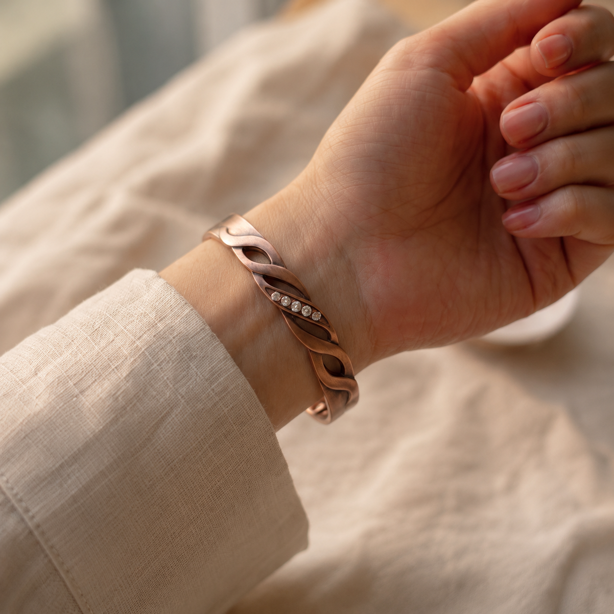 Cuivre Ysoline crystal twist copper cuff bracelet worn on the wrist