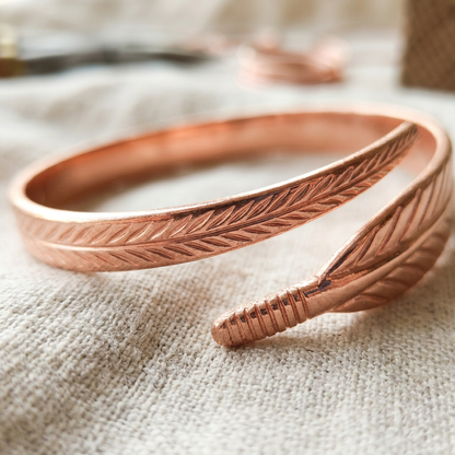 Close-up of engraved leaf-vein texture on Cuivre Sidonie copper bracelet